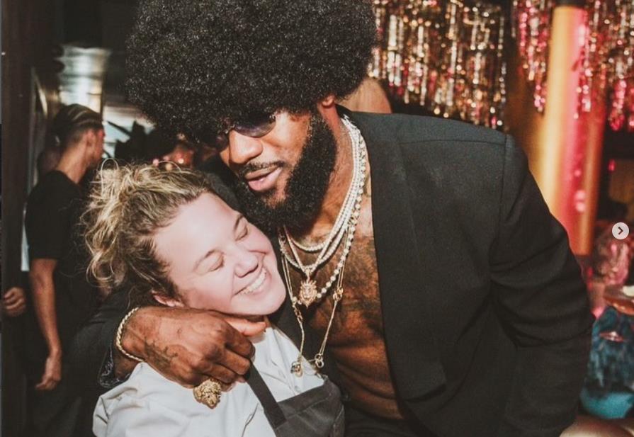 NBA/老詹不受謠言影響!當天還幫自己的私人廚師慶祝生日