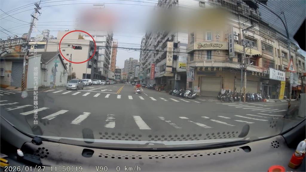 台中婦人騎車連闖２紅燈　回收物沿路掉現多項違規