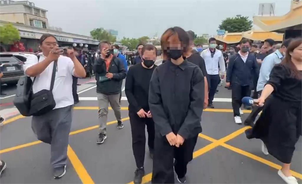 突現身女警告別式！女大生下跪「家屬轉身不看」親友當面嗆：沒誠意就不要進