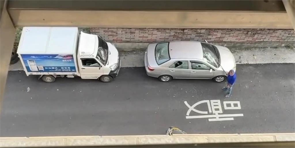 嘉義街頭驚見「裸男放水秀」!砸車、脫衣、尿尿一條龍 警傻眼逮人