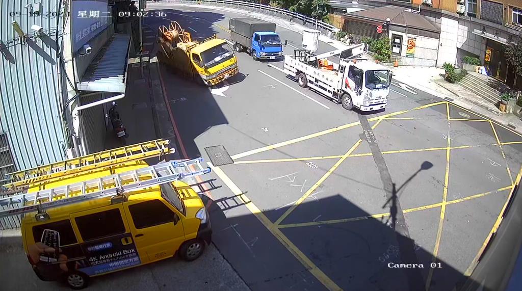 快新聞/大型工程車搖晃滑行再急煞 360度翻滾三圈撞前車驚險畫面曝光