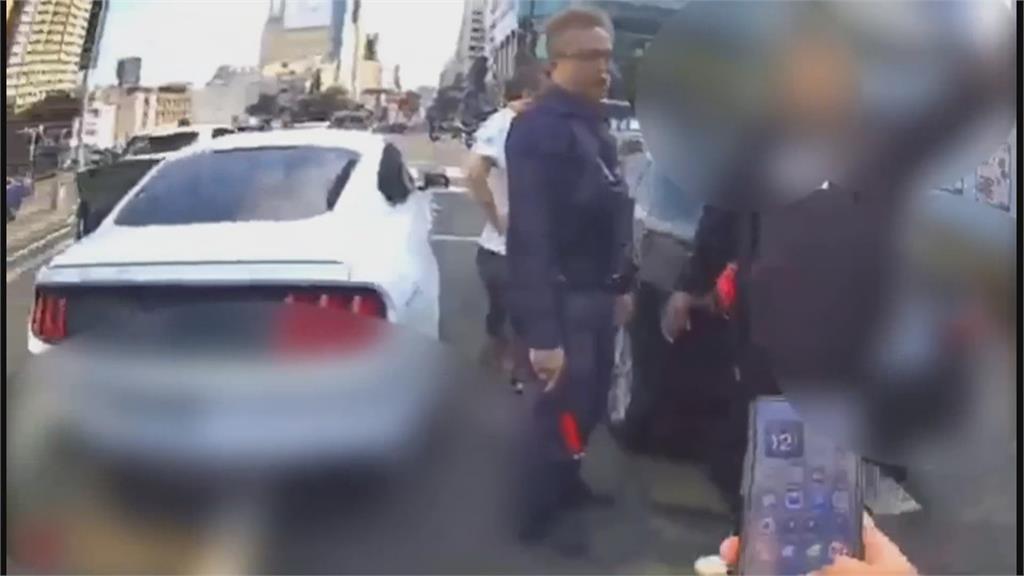 嫌開太慢猛按喇叭！　馬路變格鬥場、男噴辣椒水被打趴