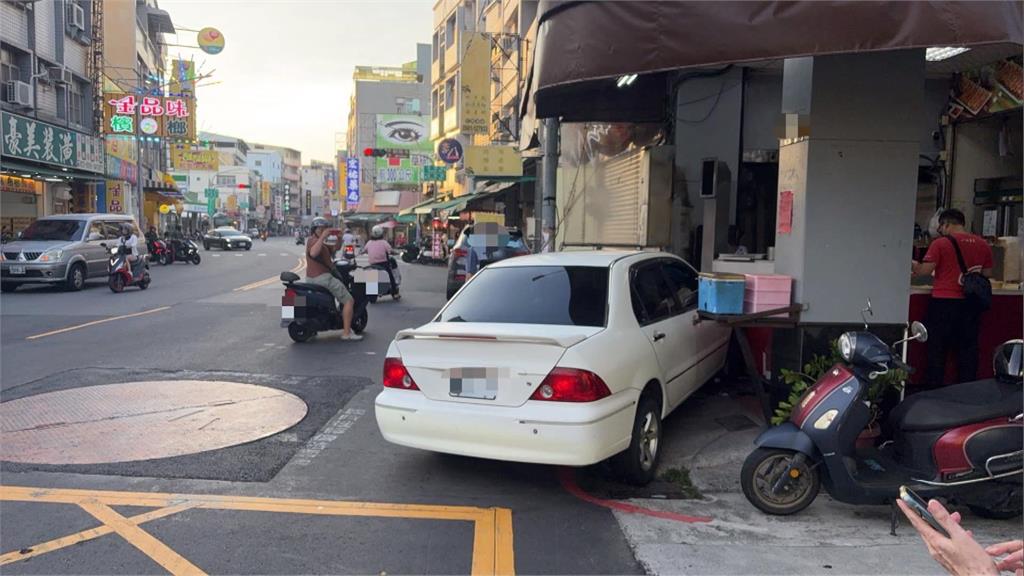 獨家！誤踩油門？高雄79歲駕駛衝撞鍋貼店　2人受傷送醫無大礙