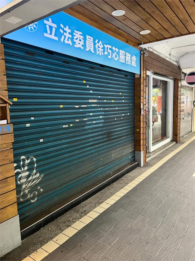 徐巧芯宣布「全面代收罷綠連署書」！他衝服務處見1景象酸：要記得開門欸？