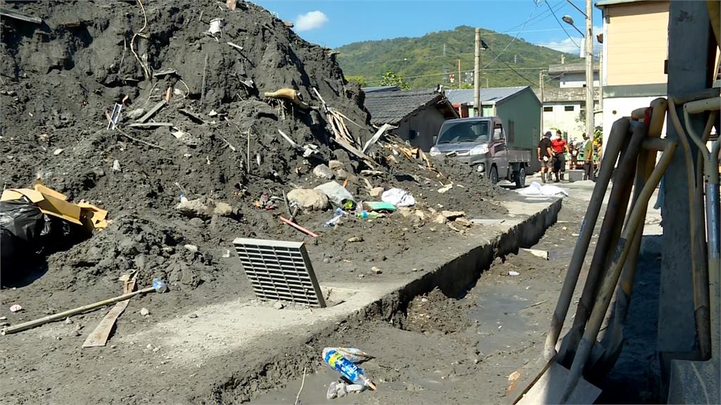 敦厚路淤泥堆放兩層樓高飄臭味　災民嘆遲未清走！季連成這樣說