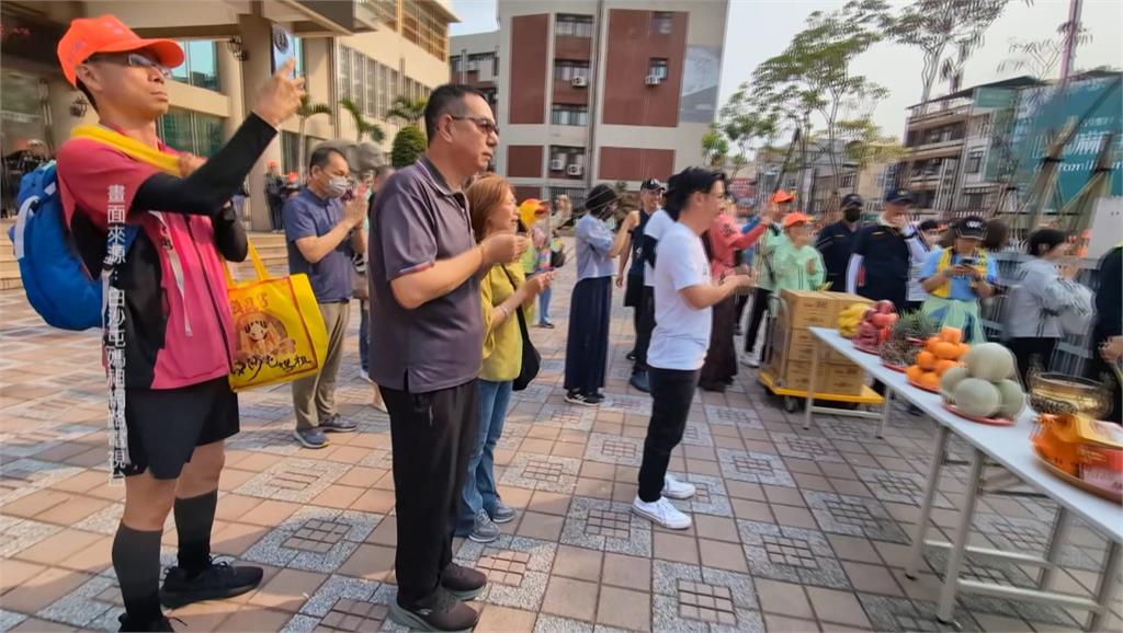 彰化謝家姊弟僵局！　前立委鄭汝芬驚人一跪拜媽祖