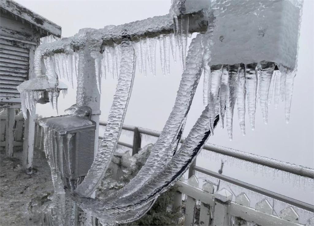 玉山-2.8˚C「一夜凍雨」冰封如仙境!鄭明典列「3情況」:很危險