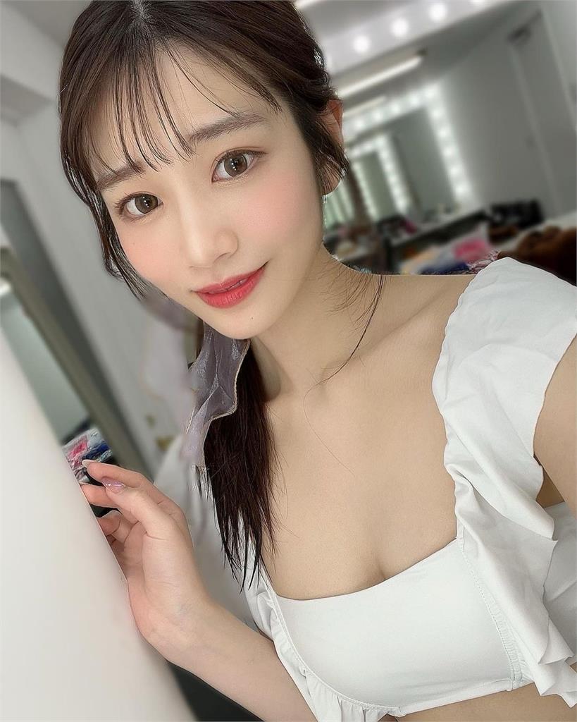 河北彩花新作品拍攝!薄紗長裙「全透視」雪白蜜腿看光光羞喊1句話