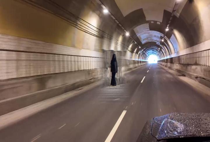 基隆市中山隧道長髮女鬼站在隧道旁　照片po上網引發關注