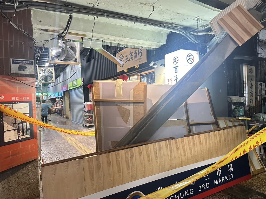 快新聞/豪雨!台中第三市場天花板掉落 車站公車道淹成「汪洋一片」