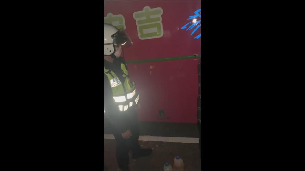 遊覽車開到沒有半路熄火　警抱大桶油即刻救援