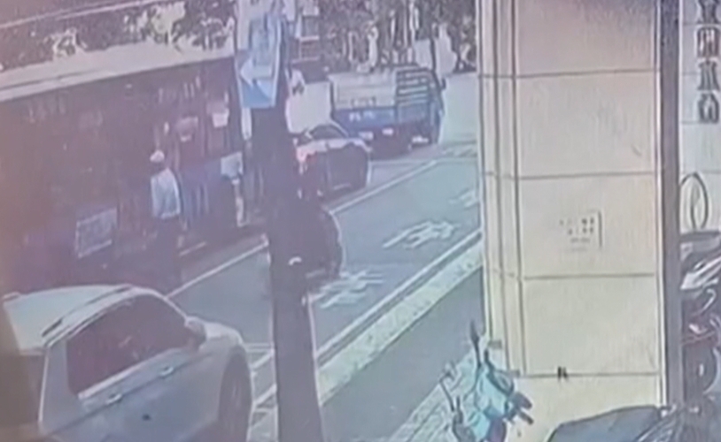 用生命擋車！攔停駕駛沒看到　阿伯「衝公車前」驚險畫面曝