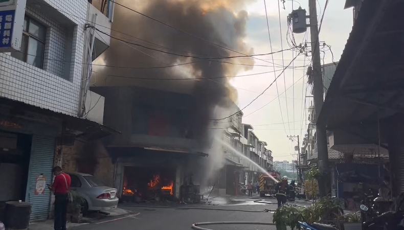 快新聞／嘉義民宅「疑堆放金紙」大火！　濃煙至竄天際延燒3戶警消急灌救