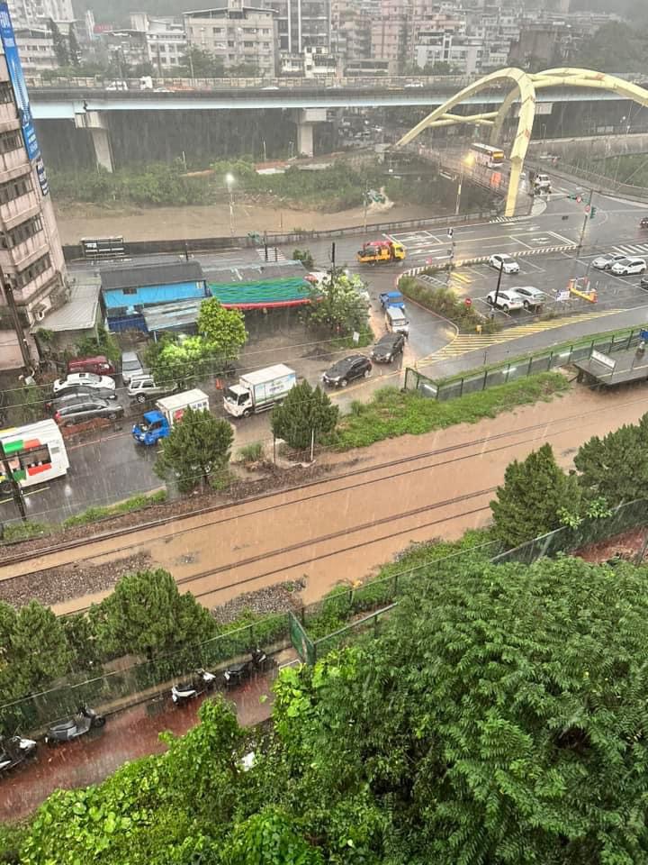 基隆北海岸大雨狂炸 市民抱怨:又淹水了
