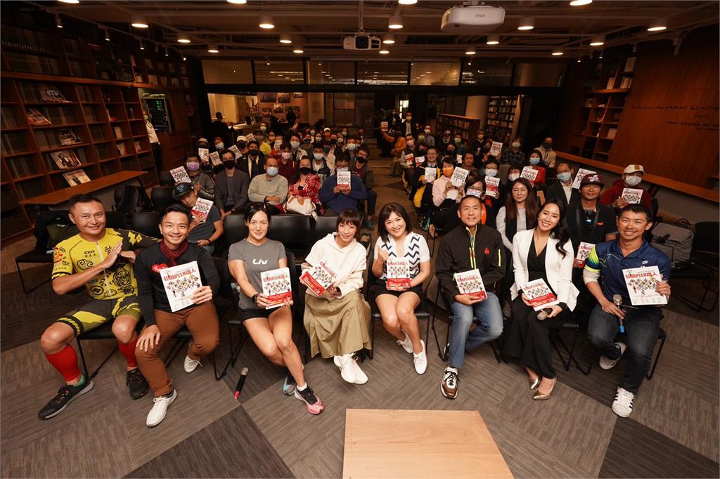 姚黛瑋與段慧琳跨界出書《狂飆的18鐵人》! 粉絲「被詐騙又像被催眠」報名三鐵超神奇