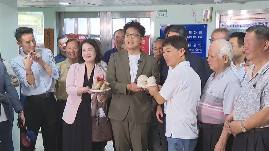 快新聞／沈伯洋「包中」台北市長！機車公會獻祝福　送菜頭、粽子、包子齊喊「凍蒜」