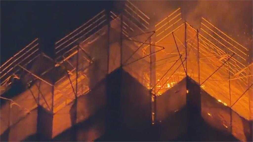 快新聞／憂宏福苑大火重演！高雄30層高樓深夜陷火海　鄰近住戶緊急撤離