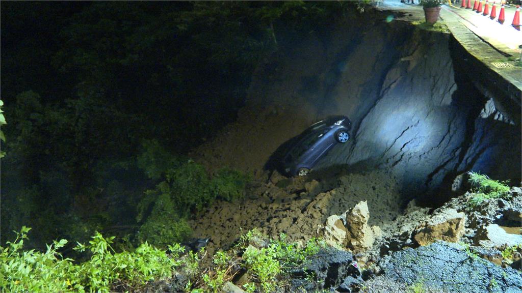 新店「涵煙翠社區」前道路坍塌　1汽車、4機車掉落邊坡