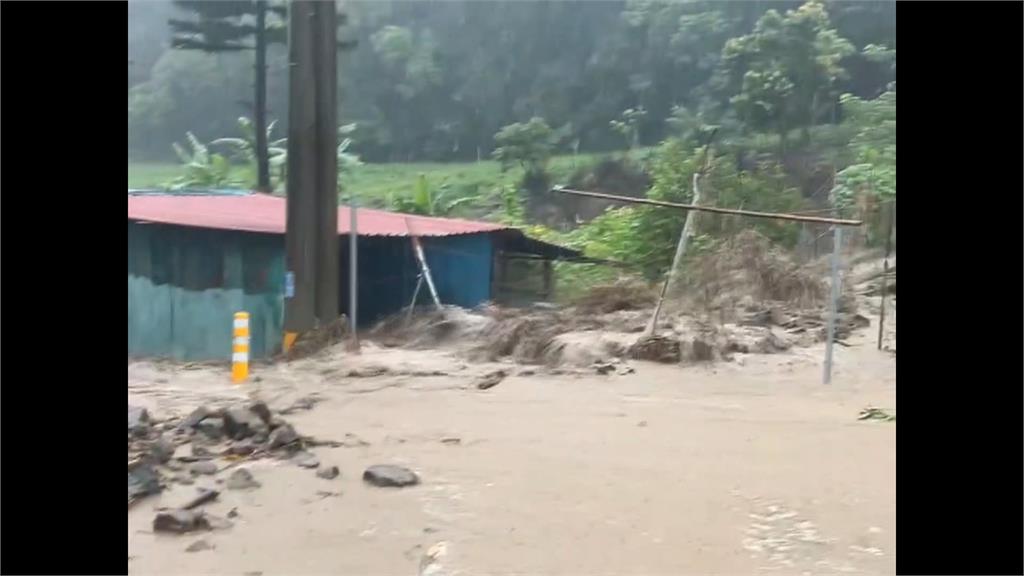 雨斷那瑪夏道路！　　高榮醫護搭「人力救命橋」送急症民眾就醫