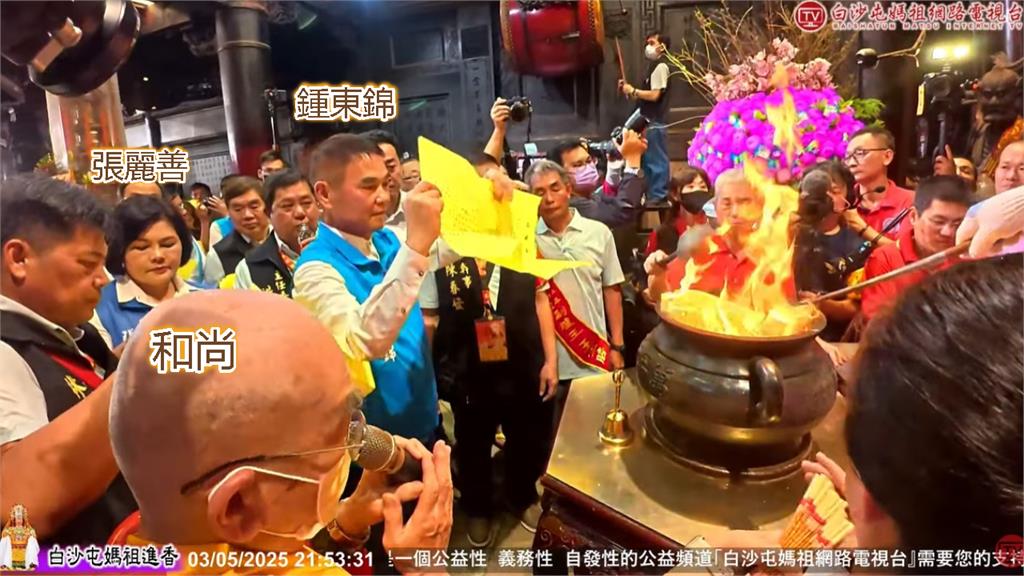 搶C位還不夠?張麗善又爆「搶燒疏文」還亂折…信徒怒:像燒垃圾硬塞
