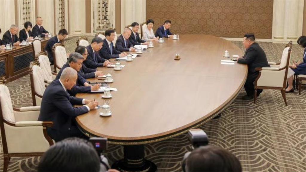 金正恩「1打9」中共官員！王滬寧「低頭寫筆記」畫面遭網笑：像在匯報工作
