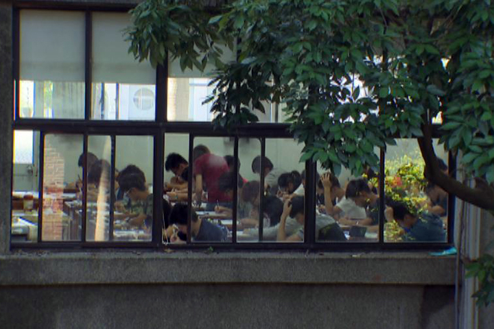 男學生「拍肩安慰女同學」反被告？律師揭騷擾成立「2關鍵」：不會單頻感覺決定