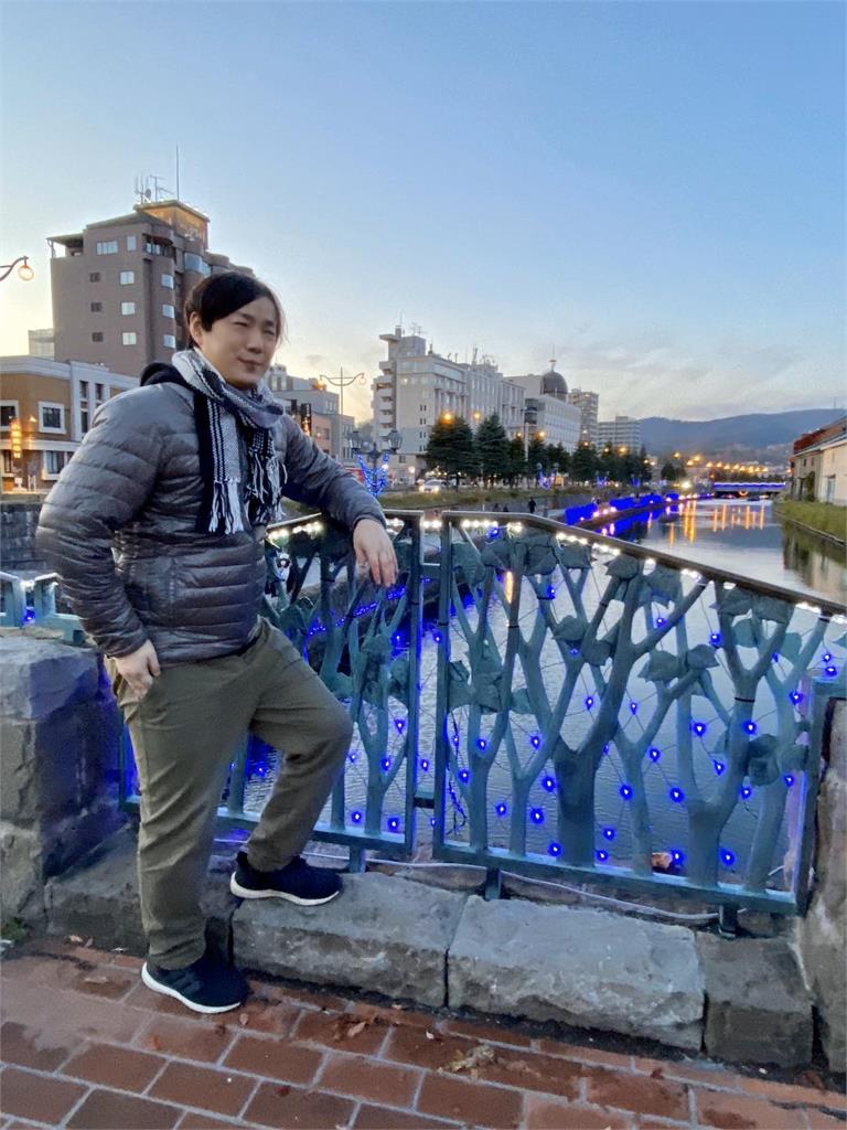 墨鏡拿下了!蕭煌奇遊北海道喊「好美」 真實面貌撞臉港星「鄭中基」