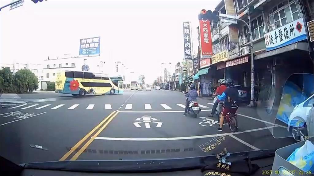 屏東公車疑沒注意車前有人　直撞騎腳踏車學生險捲車底