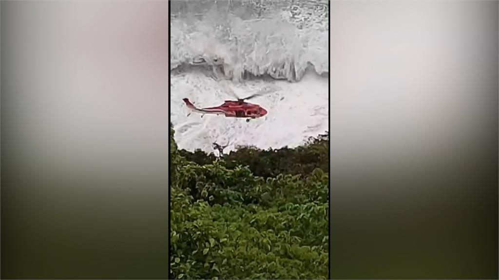 救援慘遇斷崖　直升機垂降挺進海蝕洞　又遇上強風襲擊