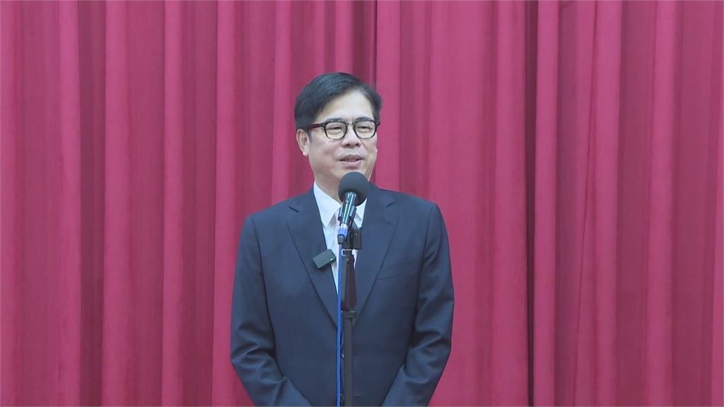 高雄市長陳其邁即將卸任　最後一次備詢！議員送「畢業禮物」