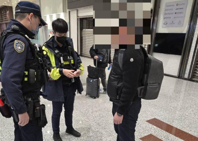 假拾金不昧! 男撿錢包取走3萬3千8再交保全
