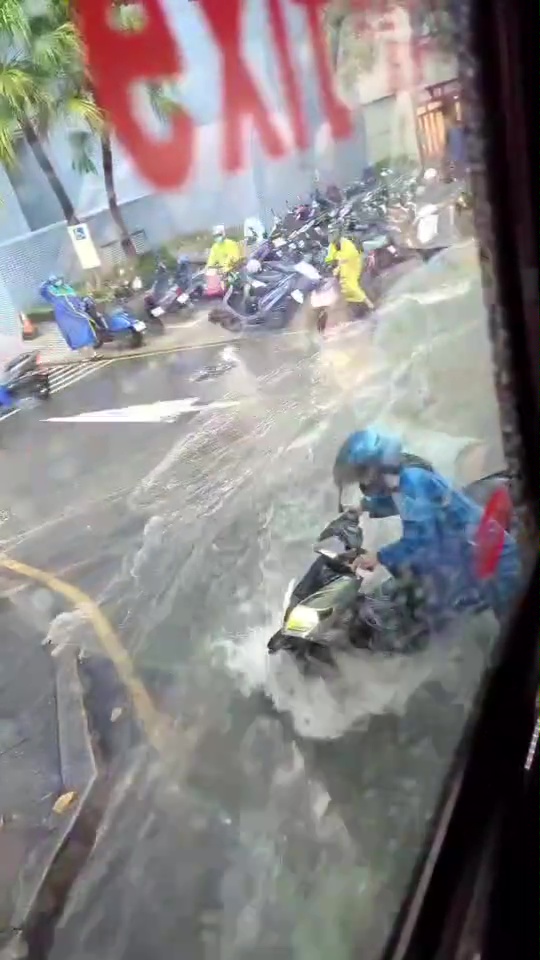 弘光科大門前變「滑水道」！學生涉水被沖數公尺　導護救援不及民眾嚇壞