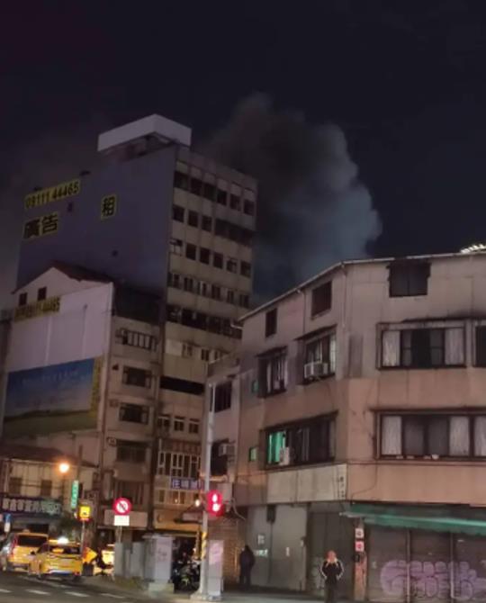 快新聞/台中成功路租車行大火 延燒12戶幸無人傷亡