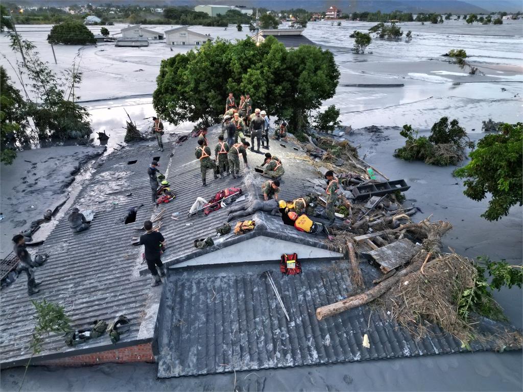房子被泥漿灌滿剩屋頂！逾20國軍「破頂救援」空拍圖震撼曝光…萬網全淚目