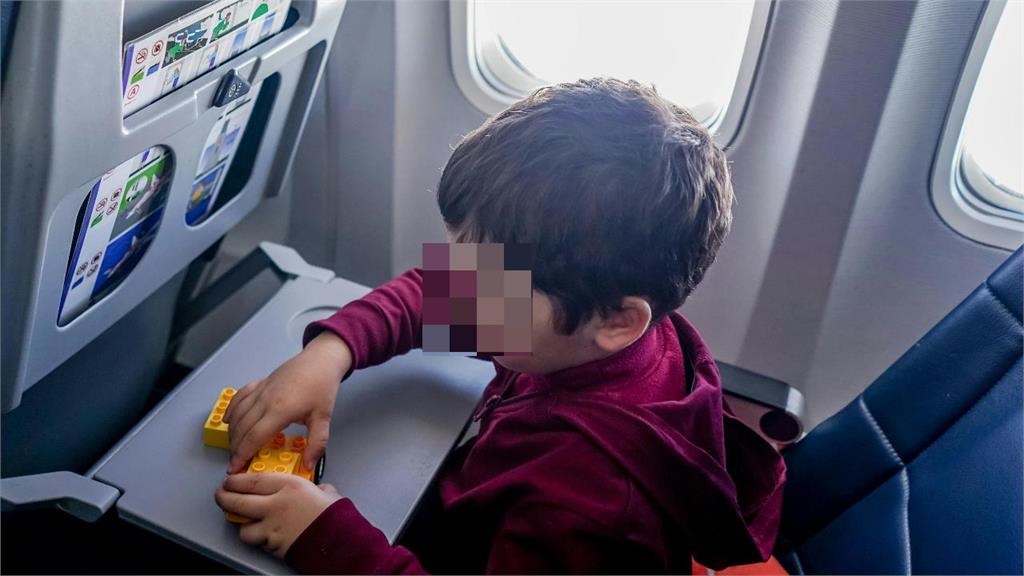 搭飛機遭5歲童「猛踹椅背2小時」!呂文婉投訴「空姐不耐煩回1句」超扯