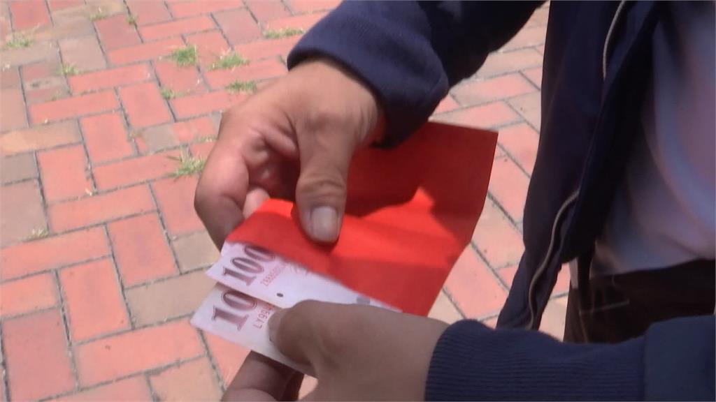 你唱歌我打賞!賞金阿伯出沒公園引人潮 紅包最少200元以上最高一天發上萬元