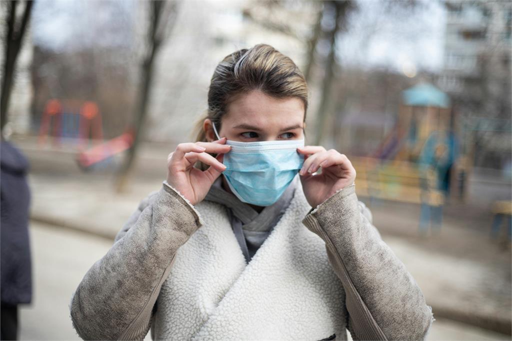 流感、肺炎、諾羅三大病毒感染迎高峰！疾管署呼籲：「戴好口罩」保護自己