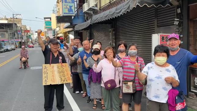 國手爸烤雞店推「右耳包紗布」挺川普 高喊:不要中國文攻武嚇