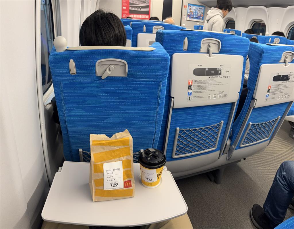搭新幹線吃麥當勞竟遭網友狂譙「太臭」！一張照片2700萬次點閱掀爭論
