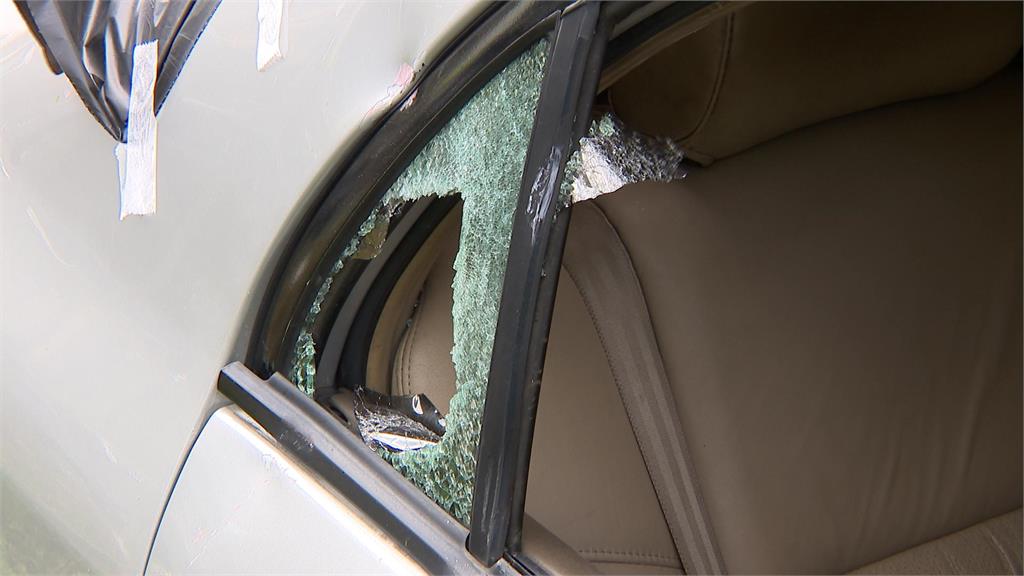 林口「球棒隊」近30惡煞砸車　球棒齊飛砸爛轎車玻璃