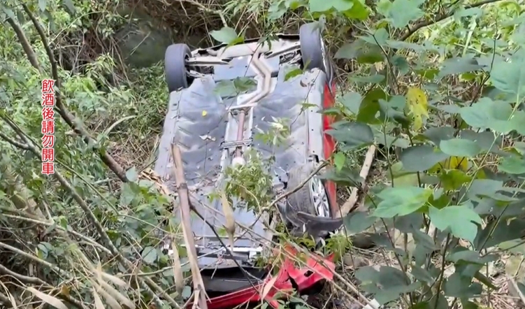 又是酒駕！男深夜自撞護欄　整車翻落「3米深」邊坡