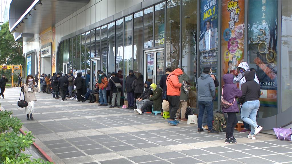 全台第一支AI手機上市 科技迷狂熱搶購