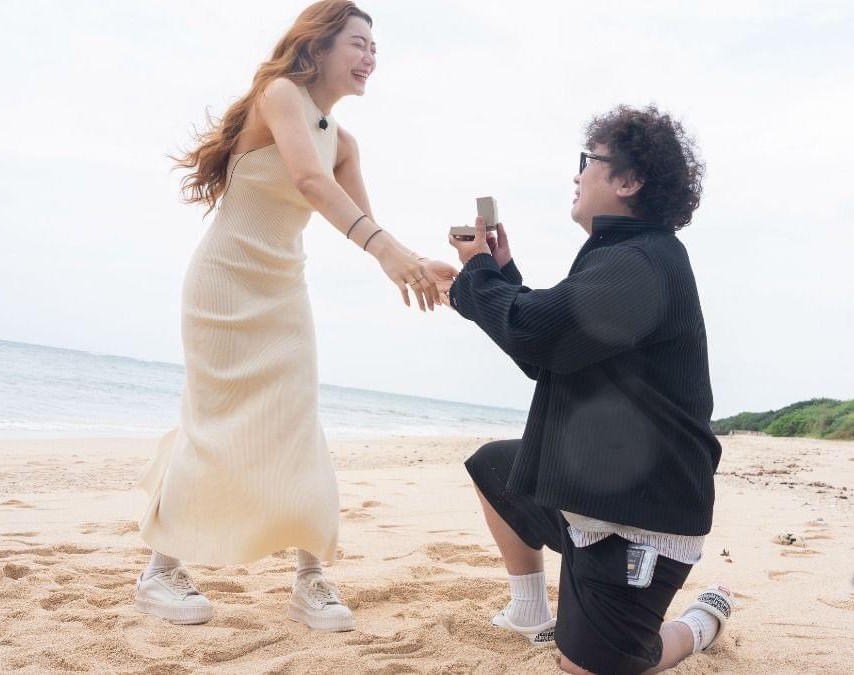 納豆沖繩海灘突下跪求婚 女友依依暴哭答應升格「未婚妻」