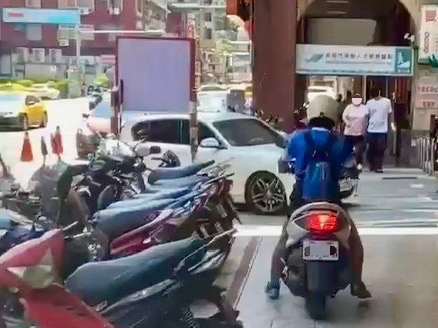 機車禁上人行道!基隆3月加強取締 違者罰600到1800元