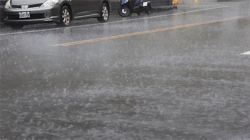 宜蘭風大雨大！競選看板吹倒壓車　店家遮雨棚遭石塊砸破