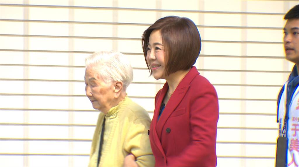 吳沛憶與苗博雅搶頭香完成登記 林昶佐到場相挺
