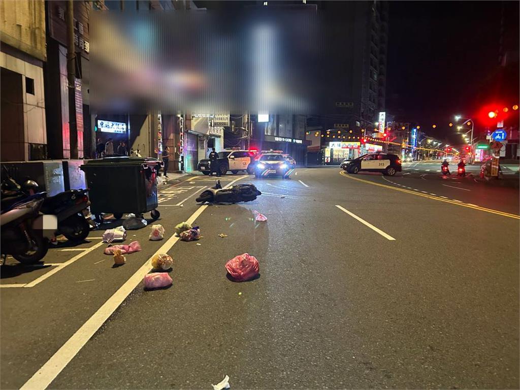 快新聞／桃園重機撞飛5車！先撞斜坡再衝摩托　街頭一片狼藉