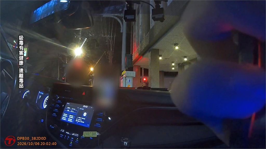 吸毒吸茫了！男子持刀槍逛大街　報警抓自己