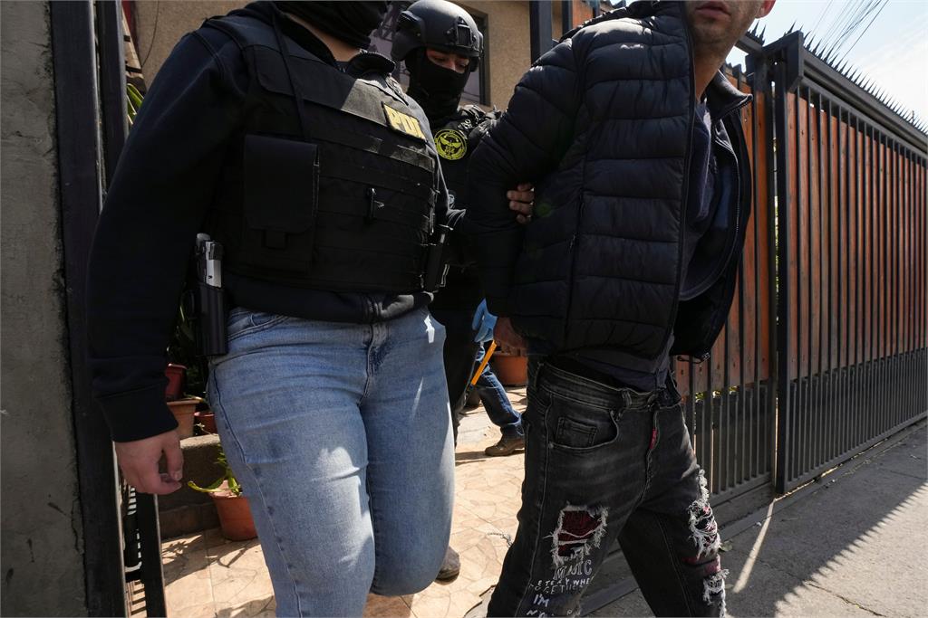 19歲失蹤兒遭「直播槍擊殘殺」焦屍曝野外…母心碎看掙扎畫面崩潰!