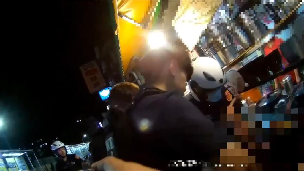跑什麼!違規過馬路被警攔下 1男1女突拔腿狂奔遭逮搜出毒